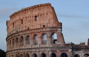 Colosseo, turista incide nome fidanzata sul muro – Video