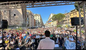 Manifestazione M5S, Conte: “Salario minimo strada giusta”. Sul palco arriva Grillo: “Reddito universale contro I’Ai”