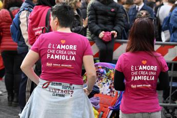 Procura Padova impugna 33 atti nascita: “Registrazione figli due mamme contro legge”