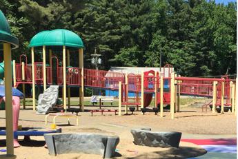 Scivoli cosparsi di acido in parco Massachusetts, almeno 2 bambini feriti