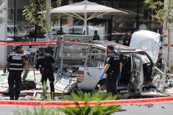 Attentato a Tel Aviv, auto contro folla: 7 feriti, ucciso l’aggressore