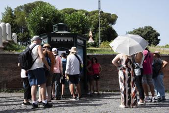 Caldo in Italia, oggi nessun bollino rosso ma 10 città in arancione