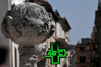 Caldo record in Italia, oggi 23 città da bollino rosso: 1500 numero per emergenza