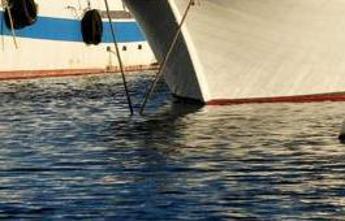 Colpi di mitra contro peschereccio italiano in Libia: “Marinai legati, picchiati e derubati”