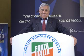 Forza Italia, inizia l’era Tajani: tregua tra le correnti e Fascina assente