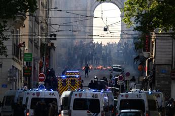 Francia, 27enne morto a Marsilia: forse ucciso da ‘flash ball’ sparato da polizia