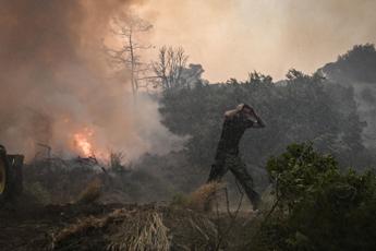 Grecia, nuovi incendi a Rodi e Corfù: evacuate 9 zone