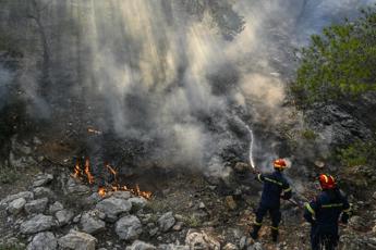 Incendi Grecia, continuano roghi a ovest di Atene e a Rodi