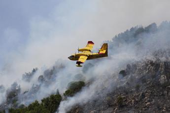 Incendi Sicilia, ancora fiamme nel Palermitano: canadair in azione