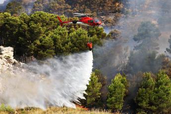 Incendi Sicilia, localizzato elicottero forestale disperso: “Pilota vivo ma ferito”