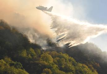 Incendio Grecia, Canadair si schianta a Evia – Video