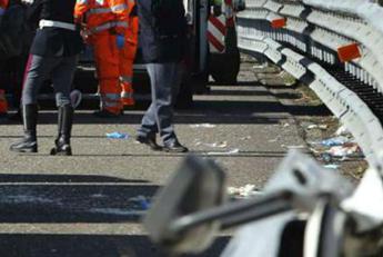 Incidente oggi su A25, mezzo pesante su cantiere: morto operaio