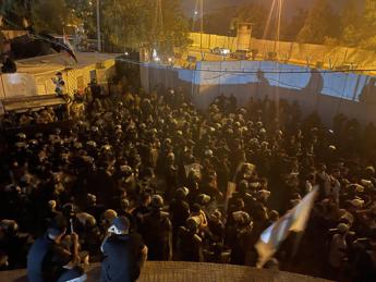 Iraq, proteste per rogo Corano: assaltata ambasciata svedese a Baghdad