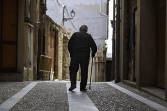 Istat, Italia vecchia e longeva: ancora in calo le nascite ma è record di centenari