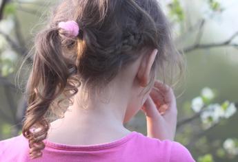 Livorno, bambina di 11 anni colpita al parco da pallino di piombo alla nuca