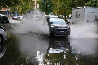Maltempo a Milano, temporali e vento forte: oltre 100 chiamate ai pompieri