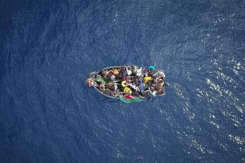 Migranti, tre imbarcazioni con 300 profughi disperse alle Canarie: si teme naufragio