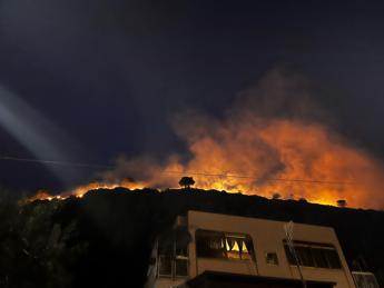 Palermo, emergenza incendi: “Restate a casa”