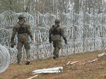 Polonia schiera cecchini al confine con la Bielorussia