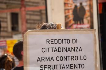 Reddito di cittadinanza, opposizione attacca il governo: “Guerra ai poveri”