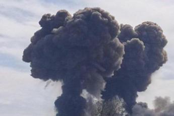 Russia, potente esplosione vicino aeroporto militare nel sud – Video