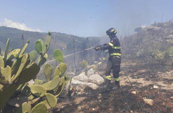 Salento, incendi Ugento e San Cataldo: in corso la bonifica dei roghi – Video