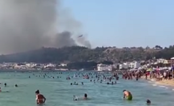 Salento, incendio sulla costa: a Gallipoli evacuati residenti e bagnanti