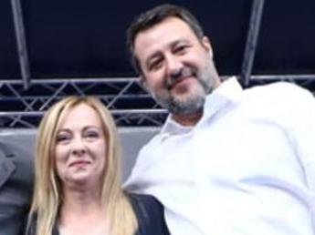 Salvini e Meloni saldi in cima alla top dei politici più attivi sui social