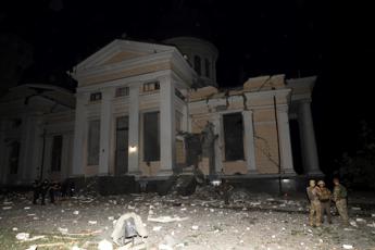 Ucraina, attacco russo su Odessa: un morto. Colpita la cattedrale