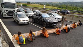 Ultima Generazione blocca il traffico sull’autostrada A1