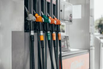 Caro benzina, da oggi cartelloni con prezzo medio: come funziona e cosa significa