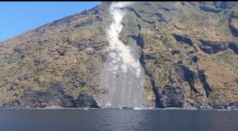 Frana a Stromboli, paura per un gommone