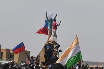 Golpe in Niger, Russia fa appello al dialogo. Mali e Burkina Faso minacciano escalation