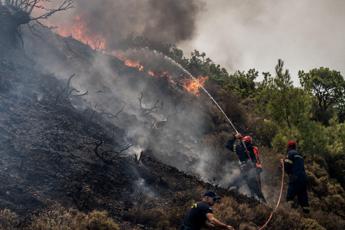 Incendi Grecia, vacanza gratis a Rodi per turisti evacuati: l’annuncio del premier