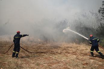 Incendi in Grecia, arrestati 79 piromani: “Crimine contro il Paese”
