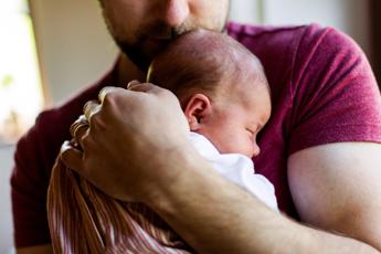 Lgbt, a Milano riprendono trascrizioni atti nascita figli di due papà