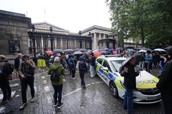 Londra, accoltellato mentre era in fila per il British Museum: arrestato l’aggressore
