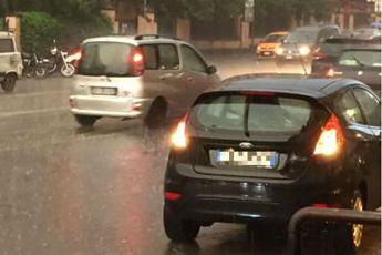 Maltempo oggi Roma con nubifragio, due feriti per caduta alberi