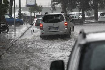 Maltempo oggi, allerta rossa in Lombardia. Treni sospesi tra Italia e Francia per una frana