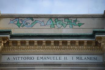 Milano, Galleria Vittorio Emanuele II vandalizzata con vernice spray