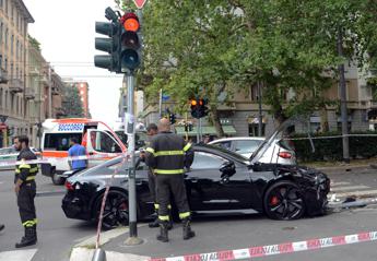 Milano, morto 18enne travolto da auto su marciapiede