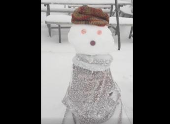 Neve d’agosto sulla Marmolada, termometro a -6 gradi. “Sembra Natale” – Video