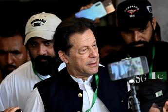 Pakistan, ex premier Khan condannato a 3 anni per corruzione