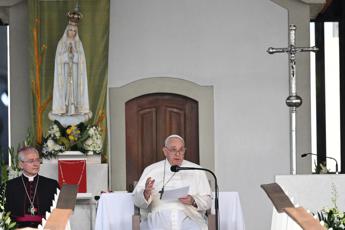 Papa Francesco a Fatima prega per la pace e sottolinea: “Chiesa accoglie tutti”