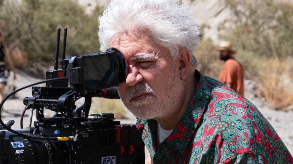 Pedro Almodóvar che dirige il cortometraggio Strange Way Of Life