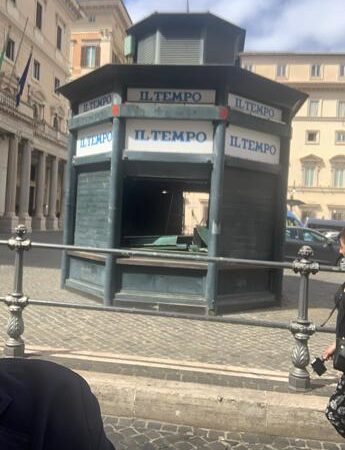 Roma, l’edicola del potere diventa telematica, a piazza Colonna deputati in fila e premier habituè