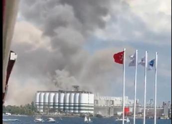Turchia, esplosione in zona silos di grano nel porto di Derince: diversi feriti – Video
