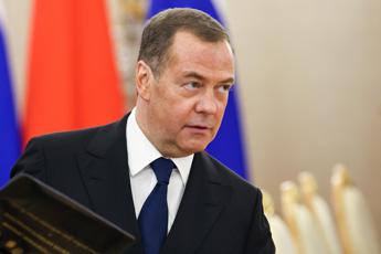 Ucraina, Medvedev: “Zelensky obiettivo militare legittimo per Russia”
