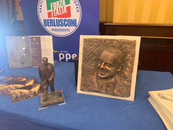 Berlusconi day, statuine e foto a Paestum ma niente ologramma
