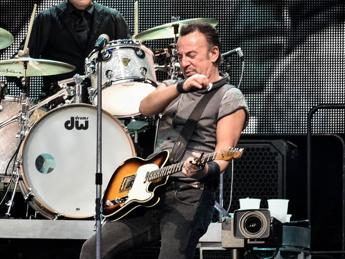 Bruce Springsteen, rinviate al 2024 date tour per problemi di salute
